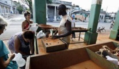 Cubans buying at a poorly stocked market in Playa de La Habana.