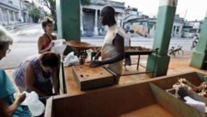 Cubans buying at a poorly stocked market in Playa de La Habana.