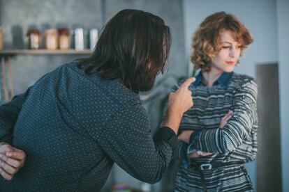 <p>Todos estos comportamientos tienen como consecuencia la pérdida de opinión por parte de la mujer que está siendo víctima de maltrato psicológico. "<strong>Careces de palabra y autonomía para cualquier cosa</strong>, todo lo consultas con tu pareja y esperas a ver qué cara pone", afirma el psicólogo del COP, quien añade que sí hacen ciertos comentarios en los pequeños círculos más íntimos que mantienen.</p> <p>También <strong>es posible sufrir ansiedad</strong>, continúa el experto: "Ante el sentimiento de indefensión y el creer que no se puede hacer nada para solucionar la situación, prevalece un estado de ánimo bajo y ciclotímico".</p>