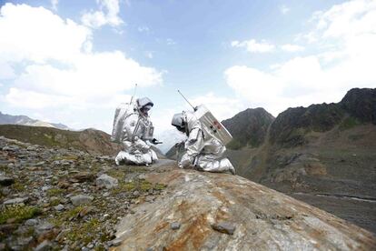 El español Ínigo Muñoz Elorza y el austriaco Stefan Dobrovolny toman muestras de una piedra en los glaciares del Tirol en Kaunertal, durante una misión simulada a Marte realizada por el Austrian Space Forum para probar los trajes de los astronautas.