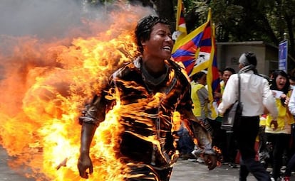 Un tibetano exiliado se inmola a lo bonzo en Nueva Delhi.