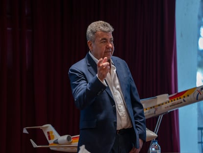 El presidente de Air Nostrum, Carlos Bertomeu, en una rueda de prensa, en Valencia (España).