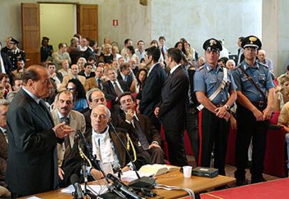 Berlusconi muestra el &#39;Contrato con los italianos&#39; en un programa de televisión.