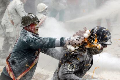 Al final de la "encarnizada" lucha, la oposición se ha doblegado a los invasores. Un 'Enfarinat' corre tras otro particpante para estallarle un huevo en la cabeza.