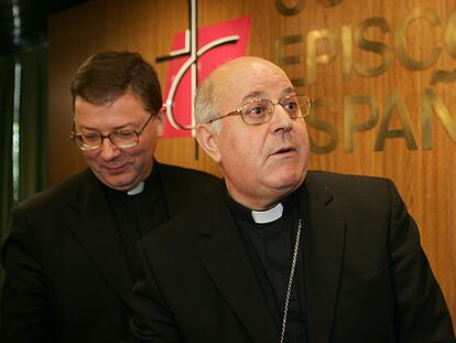 El obispo Blázquez y el portavoz Martínez Camino, el martes en la sala de prensa de la CEE.