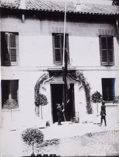 Izado de la bandera republicana en el edificio de Administración en la Cesión de la Casa de Campo al Ayuntamiento de Madrid, en 1931.