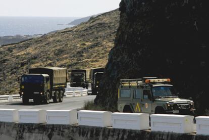 Camiones de la UME tras desembarcar en El Hierro.