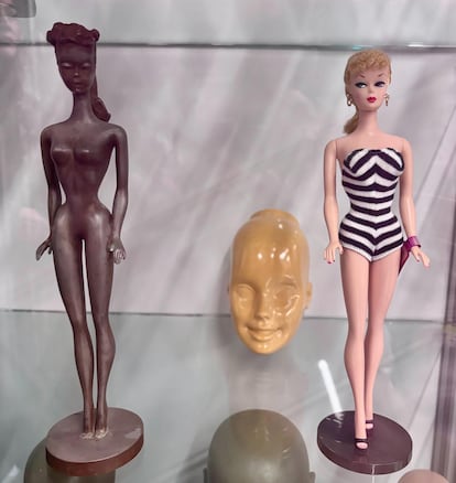 A la derecha, la muñeca Barbie original de 1959 y, a la izquierda, su escultura, expuestas en las oficinas de Mattel en El Segundo, California.