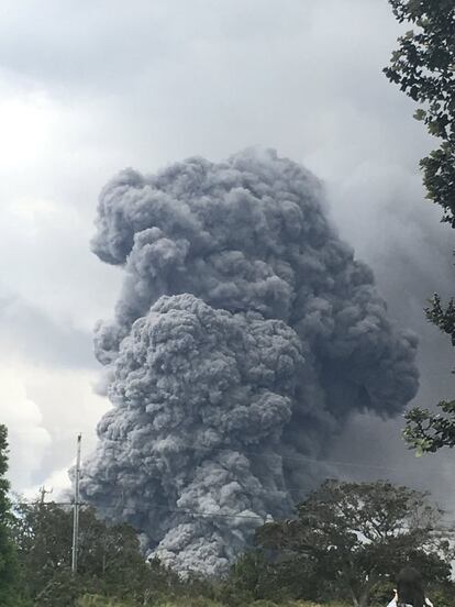 Columan de cenizas proveniente del cráter del volcán Kilauea, el 15 de mayo de 2018.