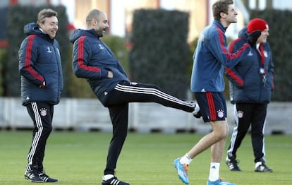 Pepe Guardiola bromea con M&uuml;ller en un entrenamiento previo al partido contra el Arsenal.