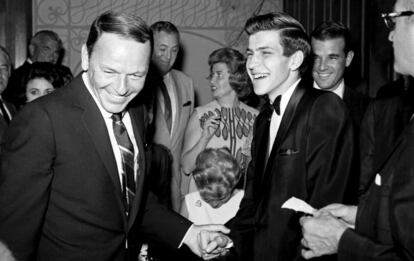 Frank Sinatra Jr. conversa con su padre, Frank Sinatra en Las Vegas, en 1963.