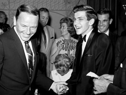 Frank Sinatra Jr. conversa con su padre, Frank Sinatra en Las Vegas, en 1963.