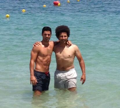 Mikel Arteta disfruta de unos días de vacaciones en la playa con unos amigos. El jugador del Arsenal no tardará en arrancar en un mes de agosto en el que tendrá que disputar la previa de la Champions.