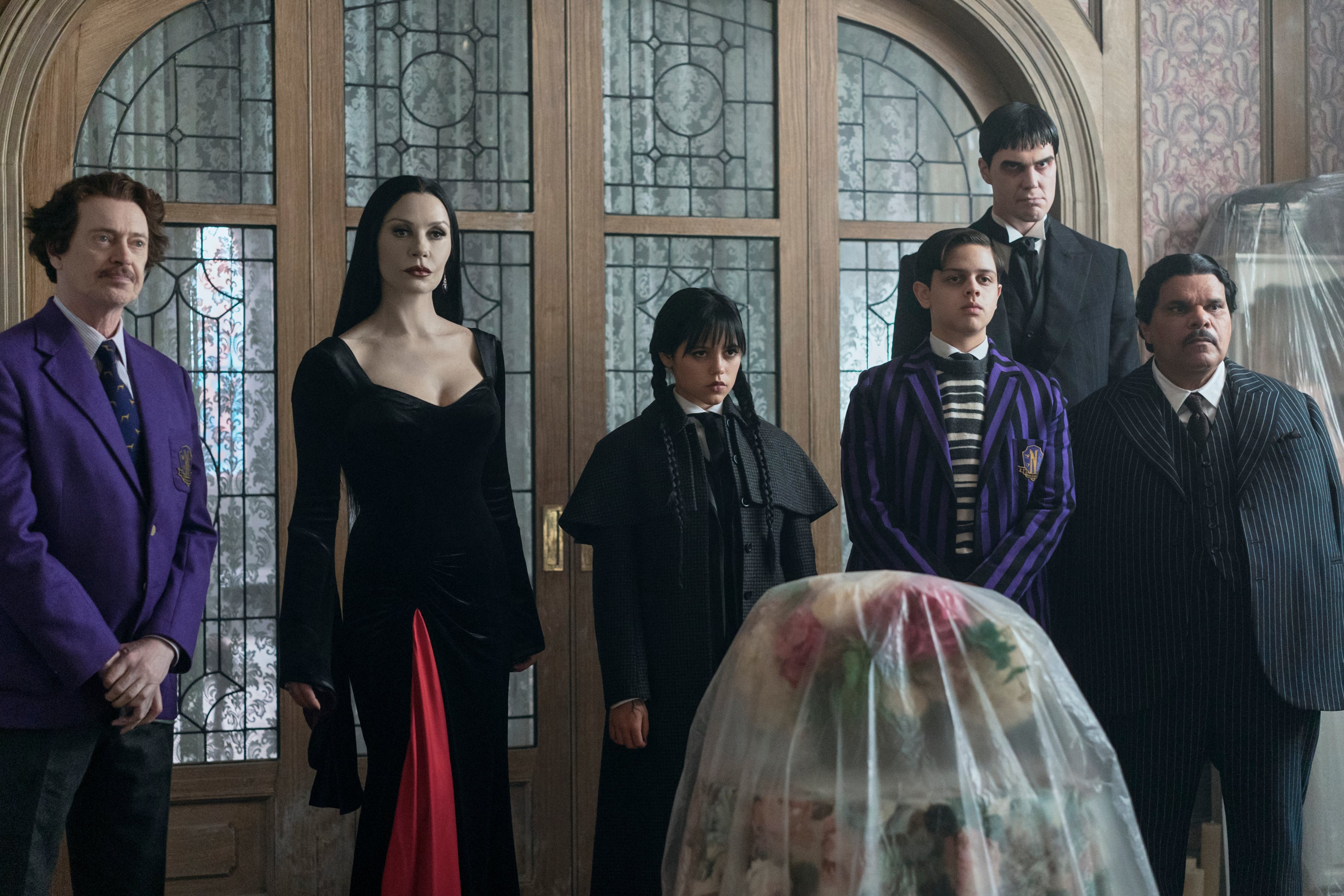 Steve Buscemi, Catherine Zeta-Jones, Jeena Ortega, Isaac Ordonez, Joonas Suotamo y Luis Guzmán, en el primer episodio de la segunda temporada de 'Miércoles'.
