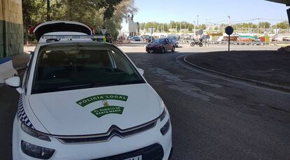 Control de la policía local de El Puerto durante una de las pasadas ediciones de la Feria de la Primavera.