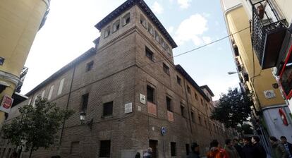 El convento de las Trinitarias, en la confluencia de la calle de Lope de Vega con la cuesta de las Trinitarias.