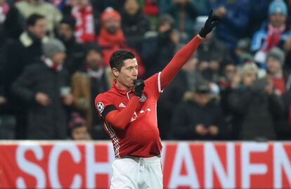 Robert Lewandowski celebra el primerl gol del partido, marcado por él, al At. Madrid.