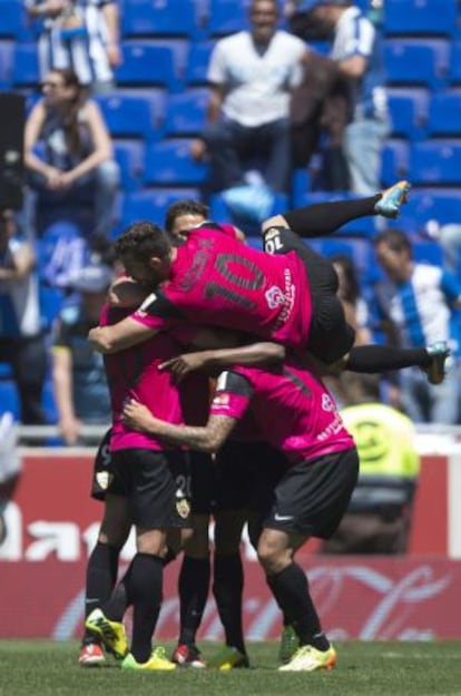 Los jugadores de Almería celebran un tanto.