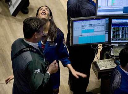 Operadores en el parqué de la Bolsa de Nueva York durante la sesión de ayer.