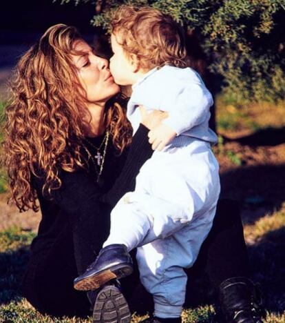 "Amor de madre. La foto de mi vida", ha escrito Ana Obregón junto a una antigua imagen donde aparece la actriz más joven besando a su hijo Álex Lequio, ahora de 26 años y enfermo de cáncer.