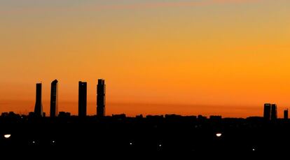 Vista general del parque empresarial Cuatro Torres de Madrid al amanecer.