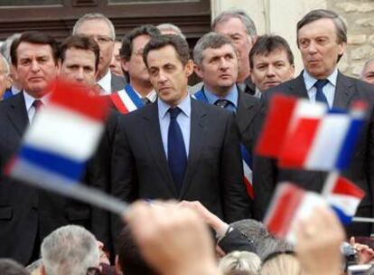 Nicolas Sarkozy, en el centro, escucha <i>La Marsellesa</i> durante un mitin ayer en Saint-Didier (sur de Francia).