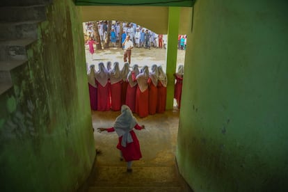 Para muchos rohinyás y bangladesíes las madrazas (escuelas coránicas) se presentan a menudo como la mejor alternativa para recibir educación debido a su gratuidad. El nivel de la educación es muy variable. En algunas de ellas los menores pueden tener acceso a un currículo educativo similar al de una escuela pública, mientras que en otras la calidad de la enseñanza es mucho más reducida. En la imagen, madraza de Kalatali en el Día de los Deportes.