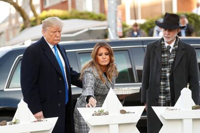 Donald y Melania Trump, junto al rabino Jeffrey Myers, en el exterior de la sinagoga atacada