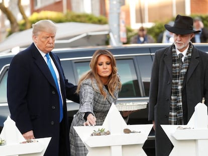Donald y Melania Trump, junto al rabino Jeffrey Myers, en el exterior de la sinagoga atacada