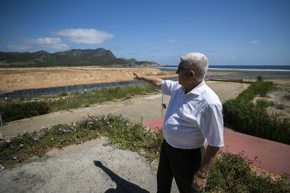 Antonio Meroño, vecino de Portmán, muestra la zona en la que estaba el puerto hasta que los residuos alejaron el mar. Allí anclaban los barcos y existía una playa donde él se bañaba cuando era niño