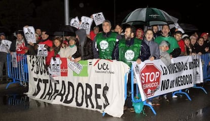 Protestas en la entrada de la ceremoia.