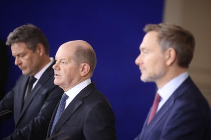 El canciller alemán, Olaf Scholz, acompañado por los ministros de Finanzas, Christian Lindner (derecha), y Economía y Clima, Robert Habeck, este miércoles en Berlín al anunciar el acuerdo en el borrador de presupuesto de 2024.