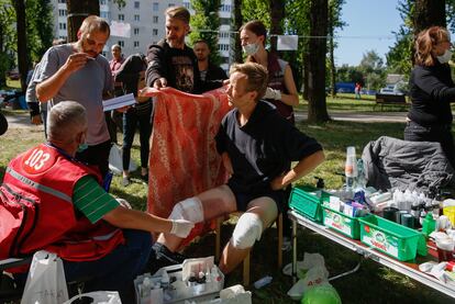 Un grupo de voluntarios y sanitarios atiende a los heridos por los antidisturbios en las movilizaciones contra Lukashenko, el 14 de agosto en Minsk.