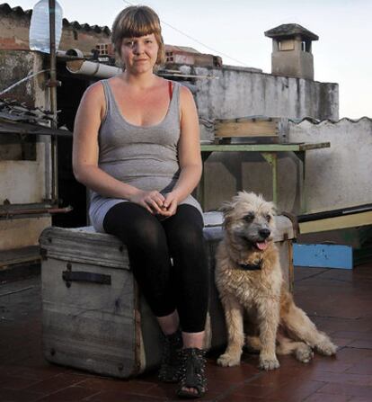 A. P., afectada por el retraso de la renta mínima en la azotea del piso en el que vive ahora.