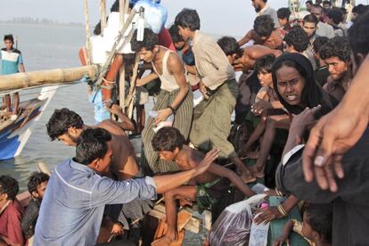 Pescadores indonesios han puesto a salvo a varios centenares de refugiados rohingya llegados en un barco a las cercanías de Aceh, en el norte de la isla de Sumatra.