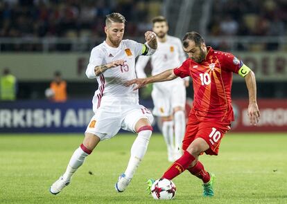 Sergio Ramos pelea el balón con el jugador de macedonia, Goran Pandev.
