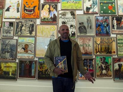 El artista Peter Doig posa ante un mural de carteles pertenecientes a la exposici&oacute;n &#039;Studiofilmclub&#039; del Centro de Arte Contempor&aacute;neo de M&aacute;laga.