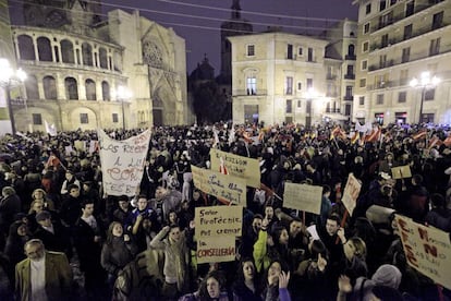 Miles de personas se han manifestado por las calles del centro de Valencia convocadas por los sindicatos, con el respaldo del PSPV, Compromís y EU, para defender los servicios públicos frente a los recortes aprobados por el Gobierno de la Generalitat.