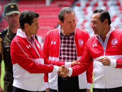 El expresidente Enrique Peña Nieto saluda a Luis Miranda Nava en la inauguración de un estadio en Toluca en 2017.