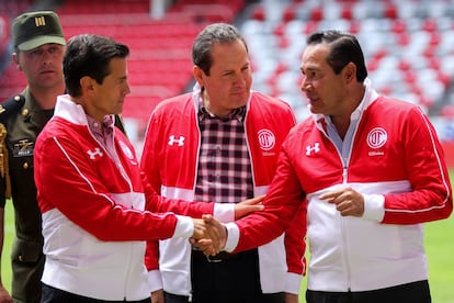 El expresidente Enrique Peña Nieto saluda a Luis Miranda Nava en la inauguración de un estadio en Toluca en 2017.