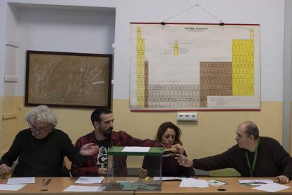 Miembros de una mesa electoral de Sevilla revisan documentación, el pasado 2 de dicembre.