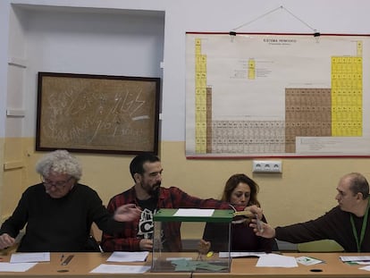 Miembros de una mesa electoral de Sevilla revisan documentación, el pasado 2 de dicembre.