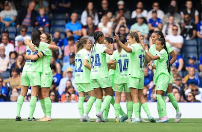 Salma Paralluelo celebra su gol con sus compañeras este domingo.