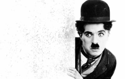 Charlie Chaplin tuvo que ganarse la vida por las calles junto a su hermano para sobrevivir una vez murieron sus padres.