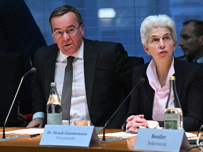 El ministro de Defensa alemán, Boris Pistorius, y la presidenta de la comisión de Defensa del Parlamento, Marie-Agnes Strack-Zimmermann, durante la sesión celebrada este lunes en Berlín.