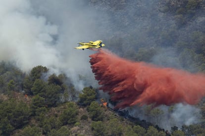 Trabajos de extinción en el incendio de Artana, en la Serra d'Espadà de Castellón.