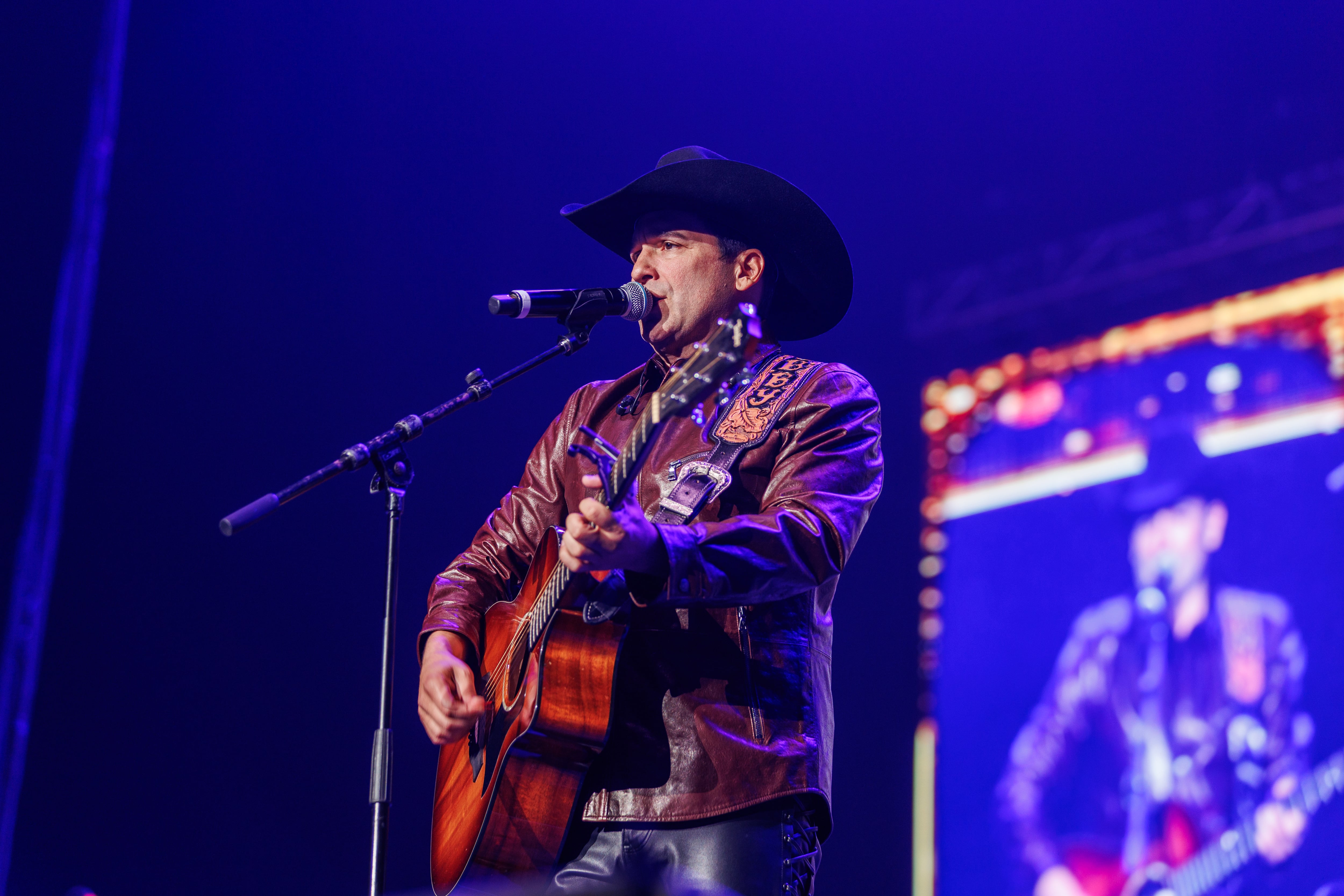 Bobby Pulido en su concierto final en Edinburg.