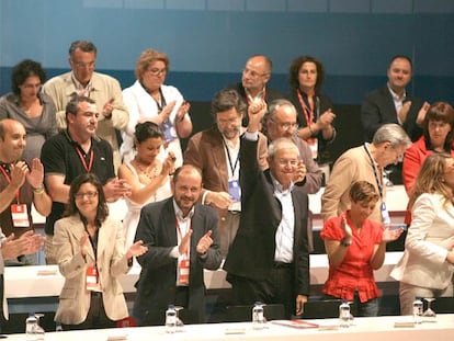 En primera fila de la nueva Executiva Nacional del PSdeG, de izquierda a derecha, Antón Louro, María José Caride, Ricardo Varela, Emilio Pérez Touriño, Mar Barcón, Beatriz Sestayo y Manuel 'Pachi' Vázquez.