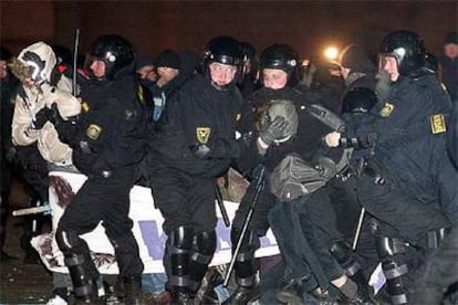 La policía bielorrusa detiene a los manifestantes de la plaza de Octubre en la madrugada del viernes en Misk.