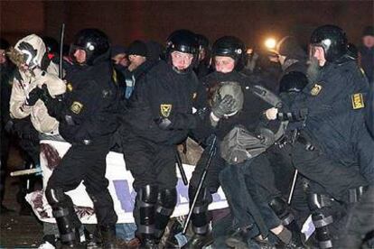 La policía bielorrusa detiene a los manifestantes de la plaza de Octubre en la madrugada del viernes en Misk.